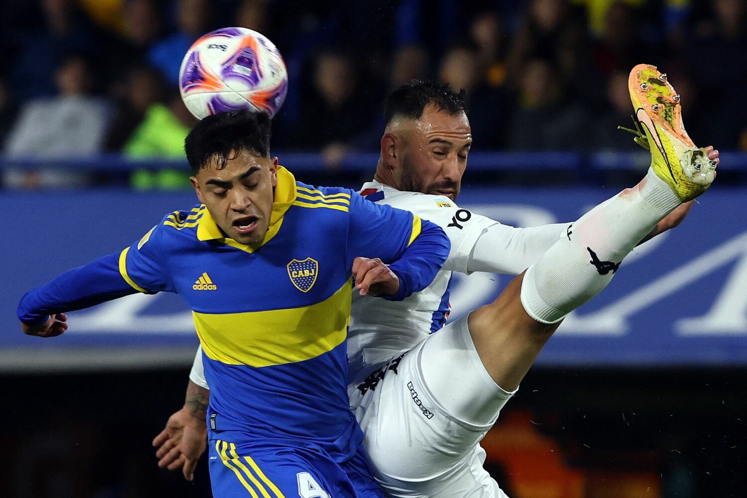 ボカvsティグレ戦でのデュエル　©AFP/JIJI PRESS