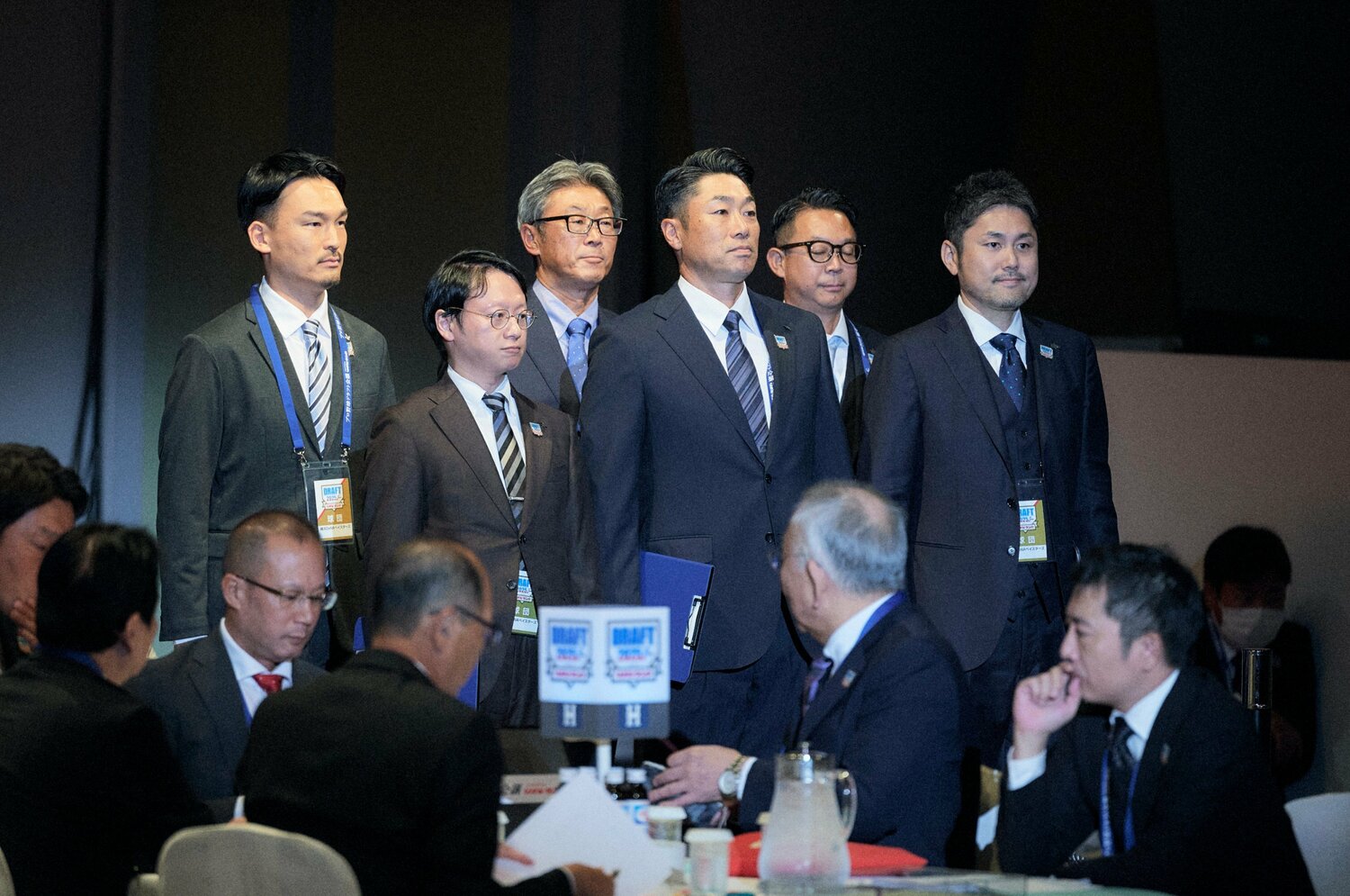 ドラフト会議でのベイスターズ。左端が長谷川氏　©Yuki Suenaga