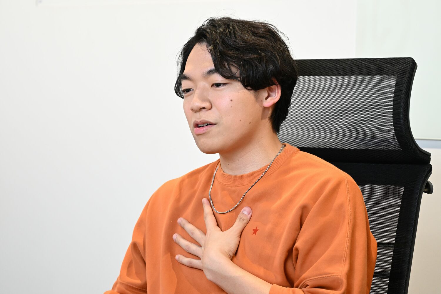 インタビューに答える伊沢拓司 ©Keiji Ishikawa