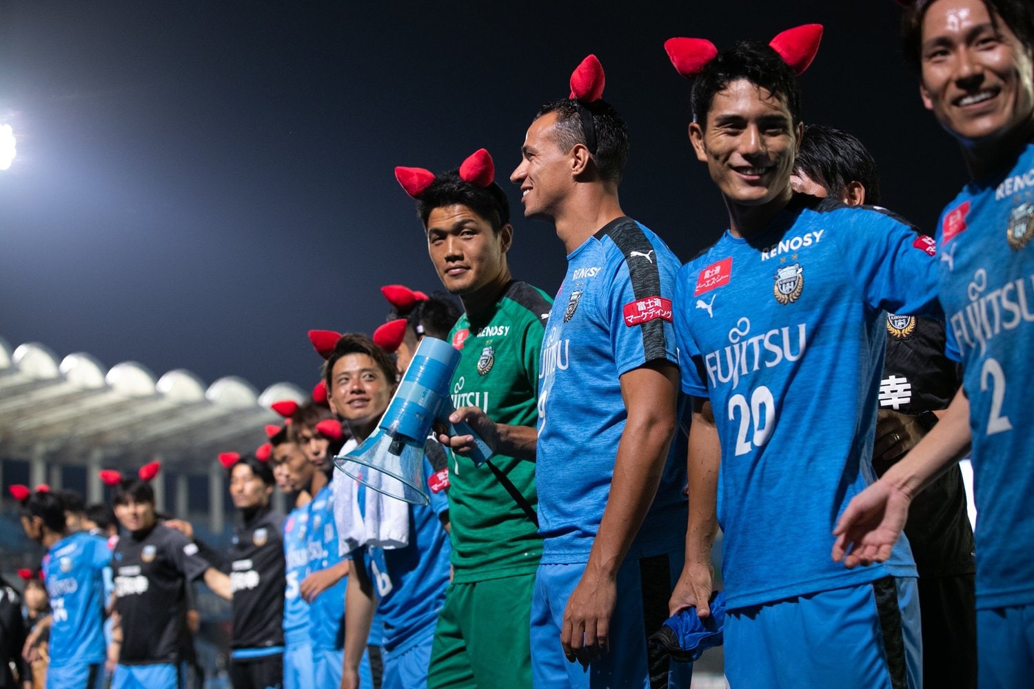 2019年の「けんけつちゃんカチューシャ」をつける選手たち　※クラブ提供