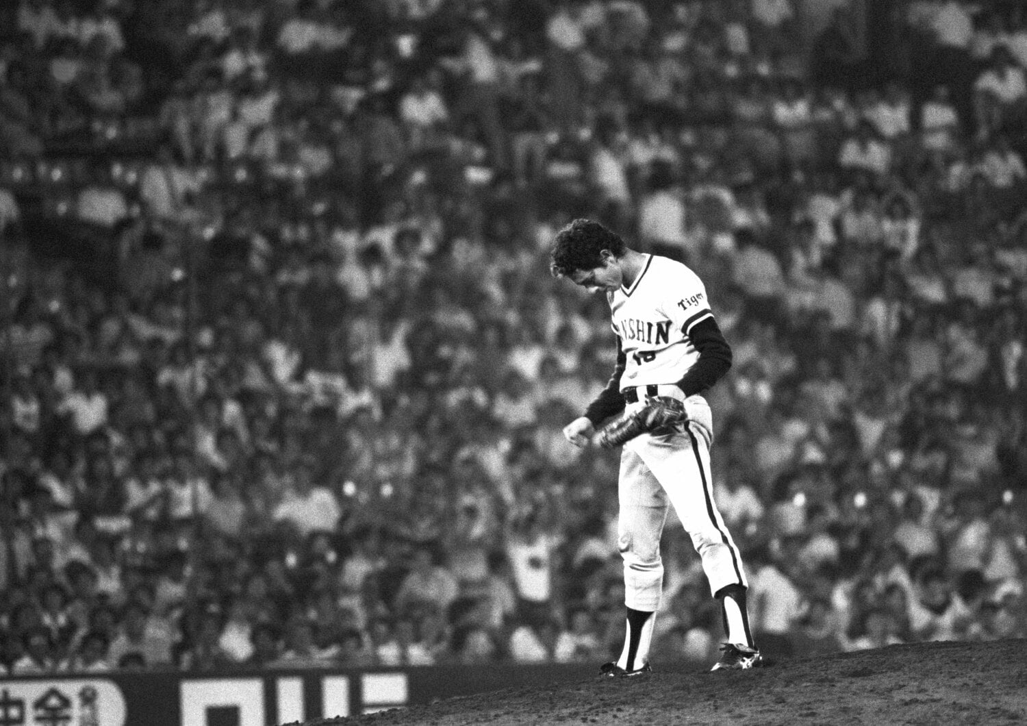 1979年、小林繁の阪神1年目。1球ごとに帽子が飛ぶほどの力投で対巨人戦8連勝を挙げた　©JIJI PRESS