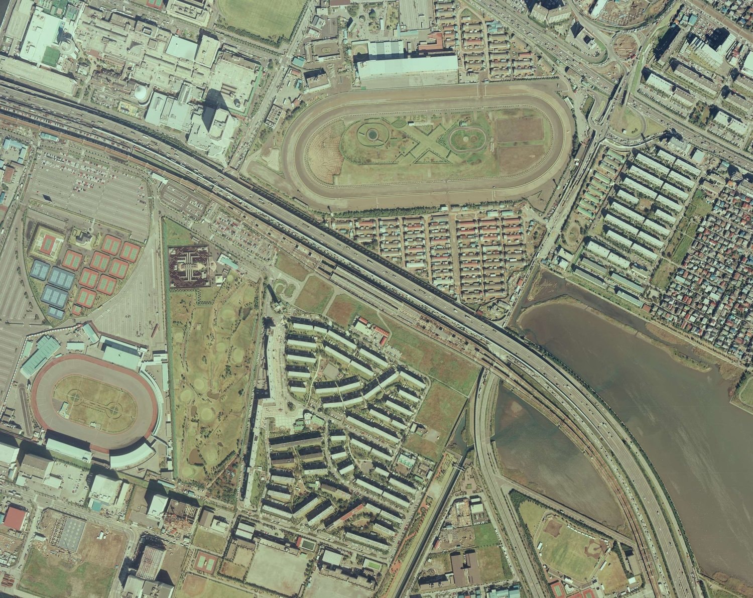 1989年の空中写真。JR京葉線の開業とともに1986年に南船橋駅（写真真ん中あたり）が誕生。左下あたりにオートレース場がみえる　出典：国土地理院の空中写真