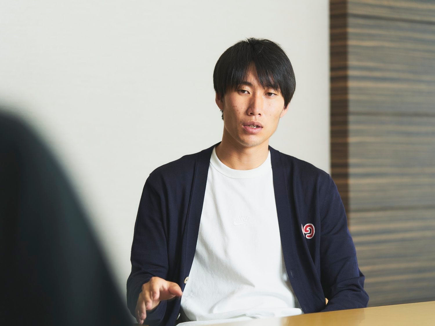 両親について真剣な表情で語る鎌田　(C)Getty Images