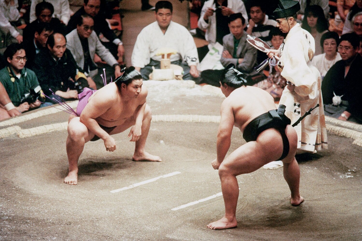 鋭い眼光で横綱に挑む前頭筆頭の18歳貴花田（平成3年夏場所／1991年5月12日）。同場所3日目、貴闘力にも黒星を喫した千代の富士はその晩に現役引退を表明した　©︎JIJI PRESS