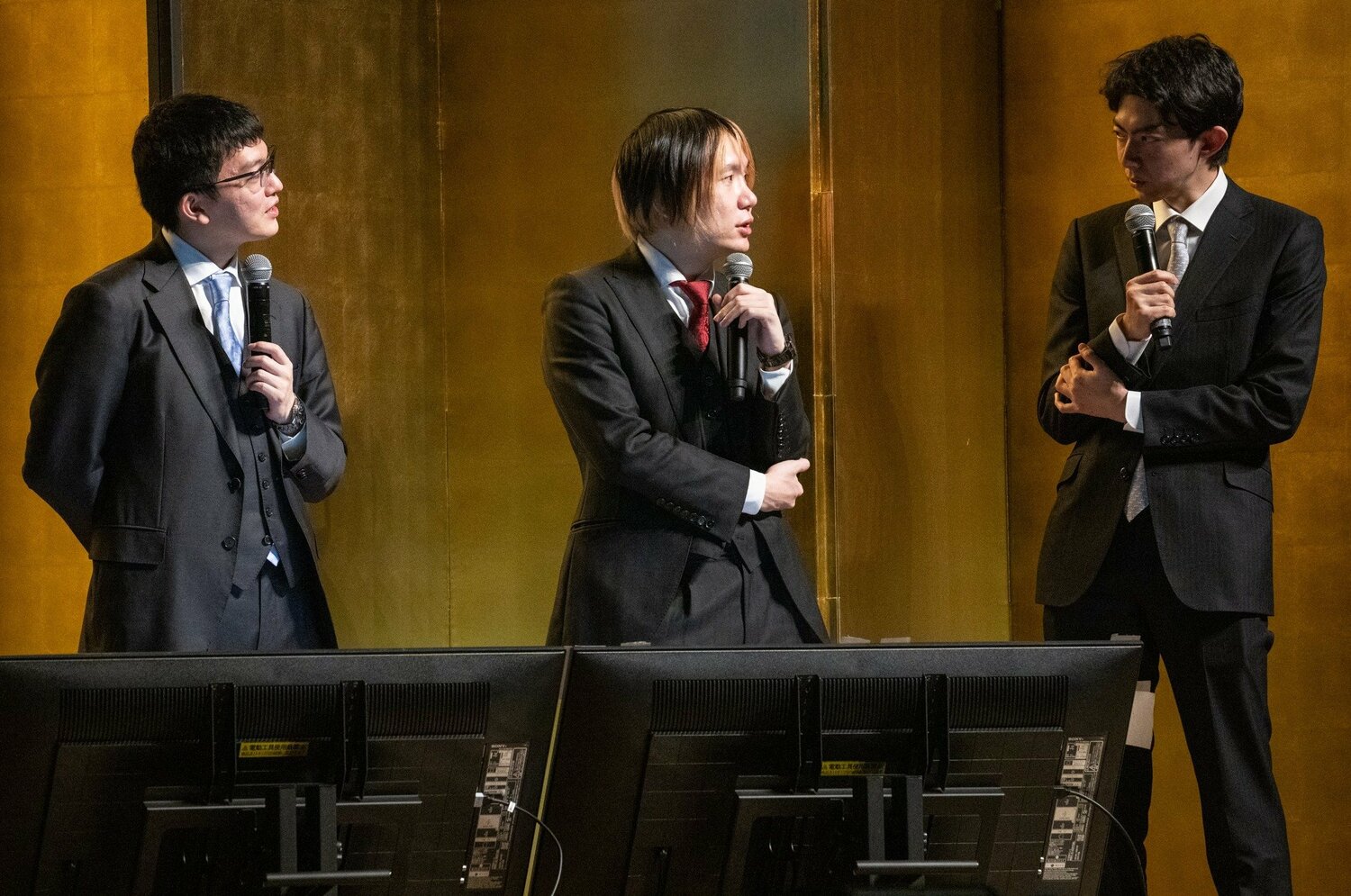 12月のオールスターでは（右から）中村太地、佐藤天彦、永瀬拓矢という“A級棋士トリプル解説”という貴重なシーンもあった　©Nanae Suzuki