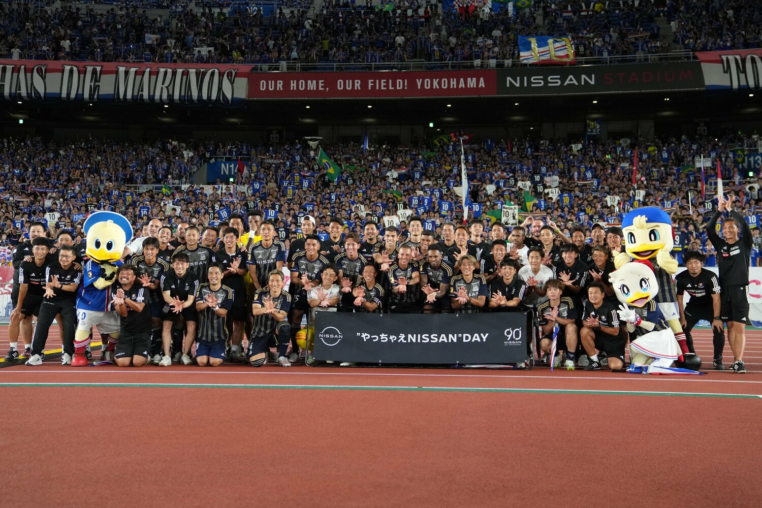 マルコス・ジュニオールの退団セレモニーで“かめはめ波ポーズ”を決める選手たち