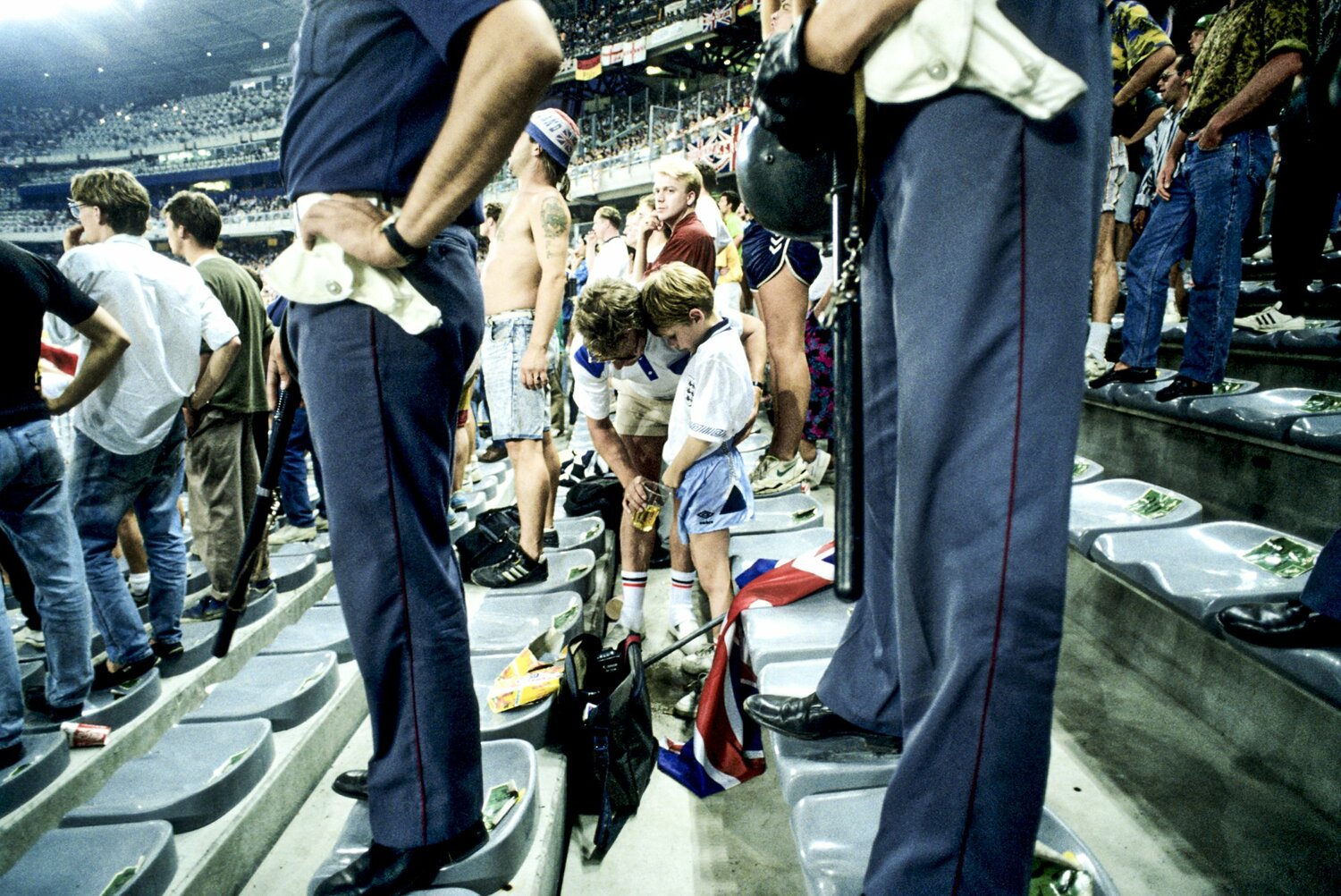 準々決勝イタリア対アイルランド。お父さんのビールカップは少年のトイレに早変わり　©Atsushi Kondo