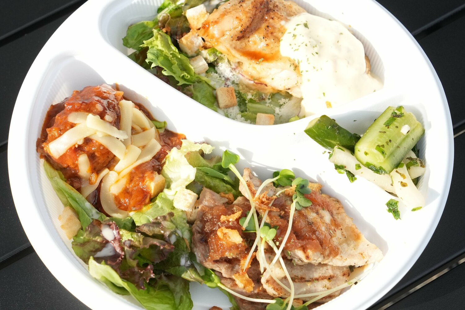 『ドン・パニーニ』の本日の3種盛り（1300円）※ライスをサラダに変更