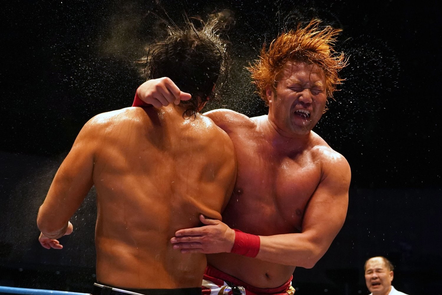 強烈なラリアットを叩き込む宮原健斗