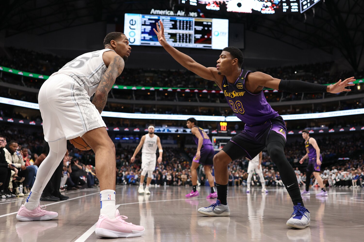 2試合の延期を経て、再開された現地1月14日スパーズ戦で奮闘する八村塁　©︎Getty Images