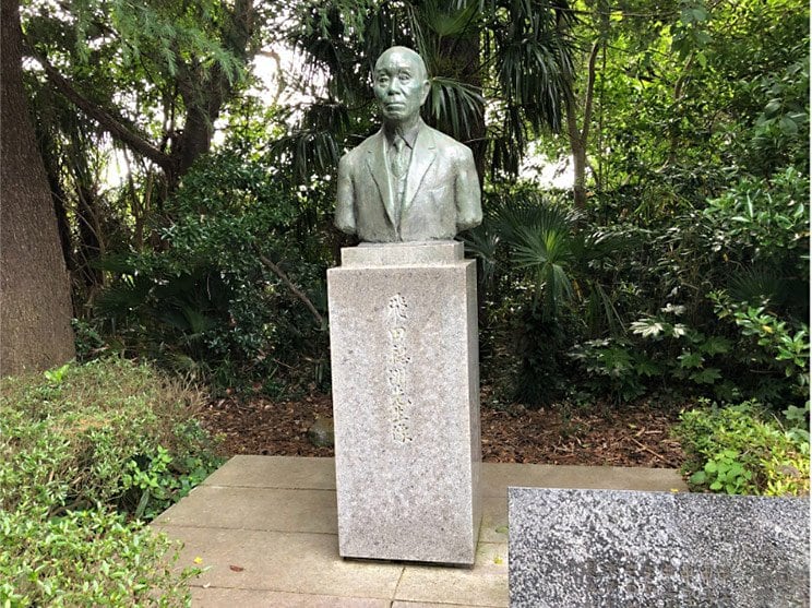 飛田さんの胸像