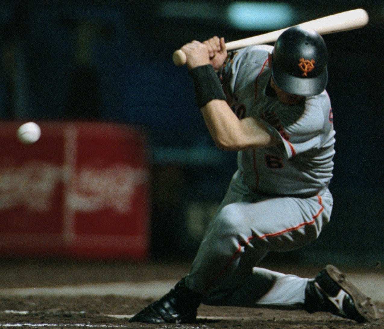 1996年8月31日、野口のストレートが落合の左手小指に当たる ©KYODO