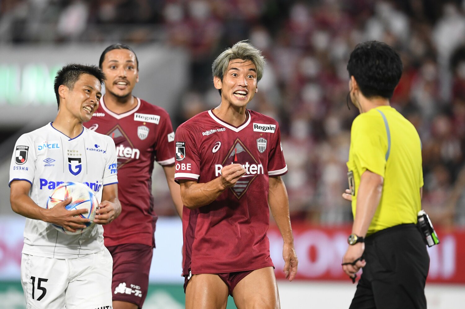 VAR介入前、大迫勇也はレフェリーにPKをアピール