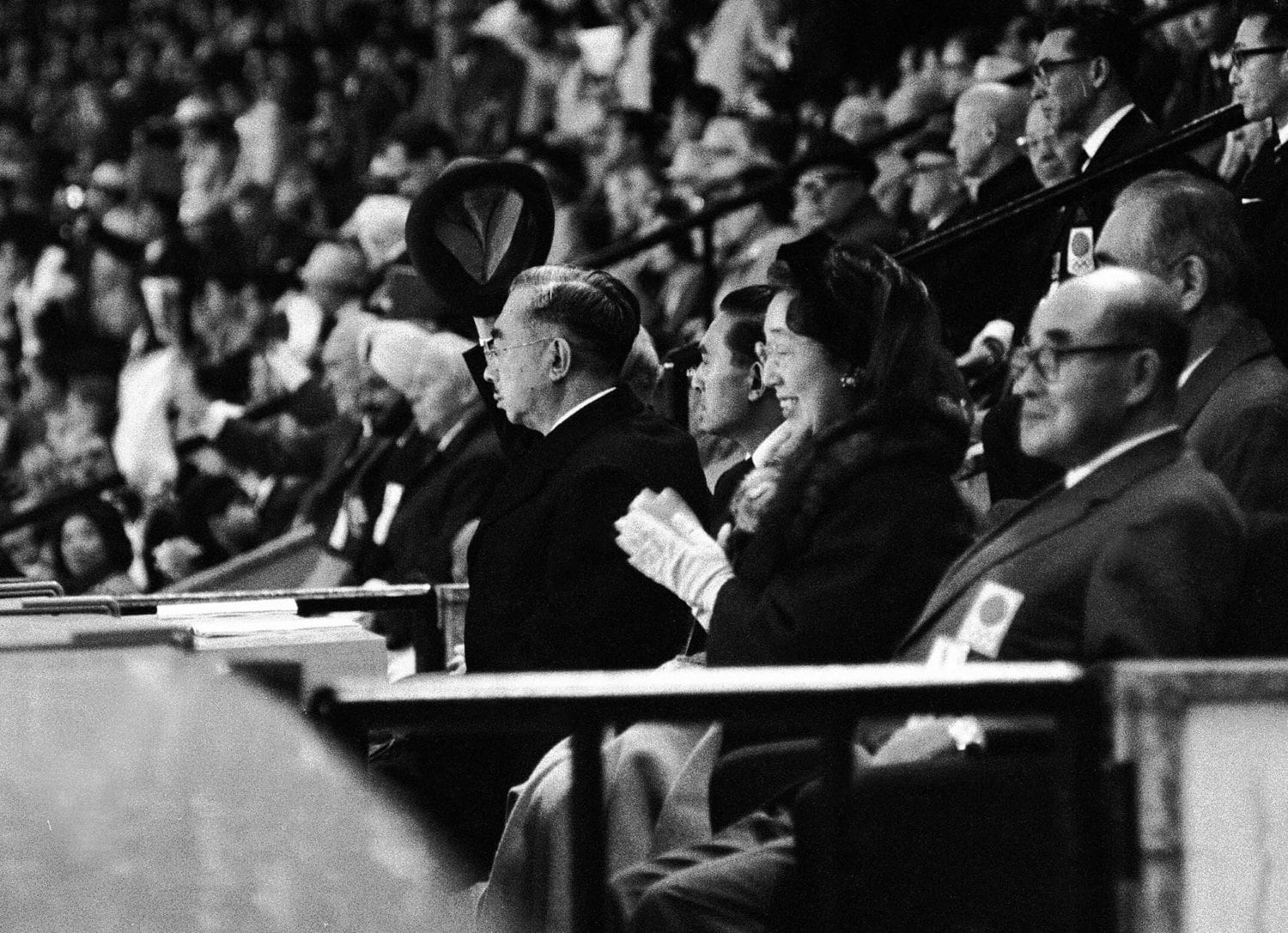 閉会式にご列席された天皇皇后両陛下。帽子を振って行進する日本選手団に応える　©Sankei Shimbun