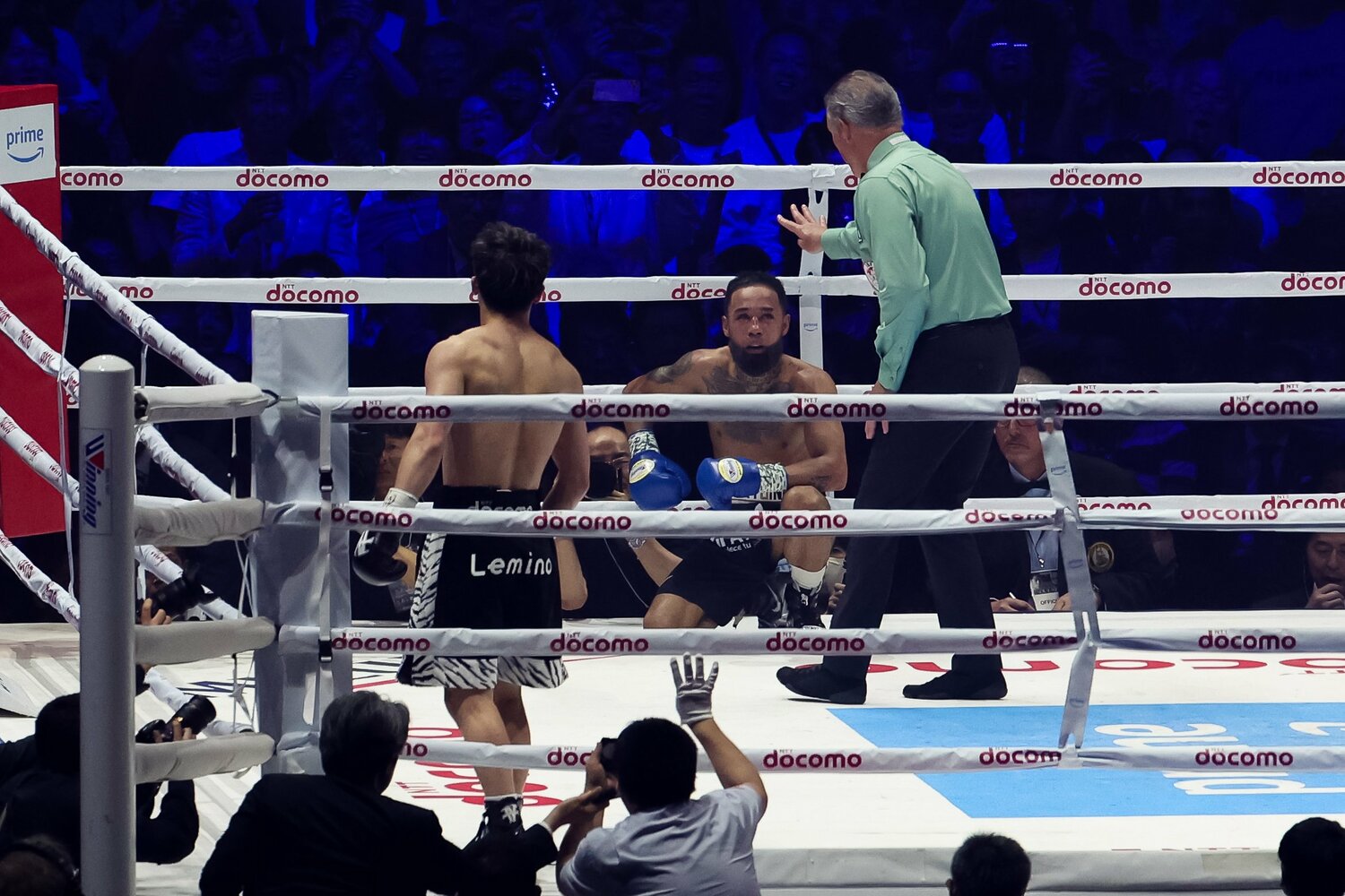 ５回に井上が左フックを打ち込み、ネリから2度目のダウンを奪った　©︎Naoki Kitagawa