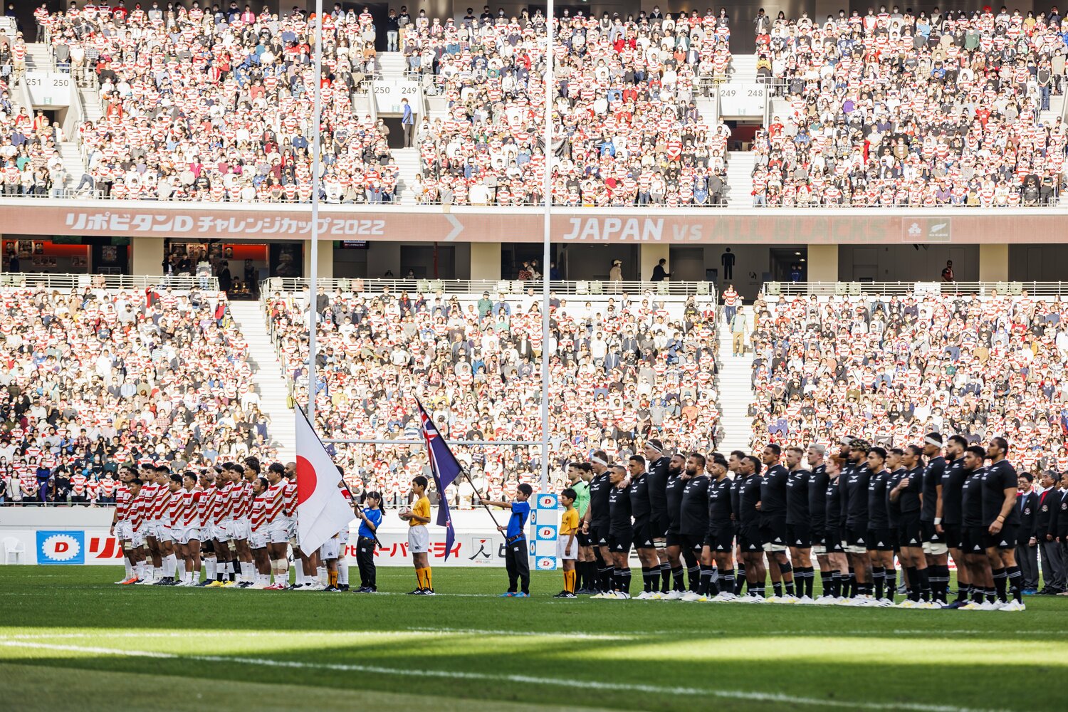 4年ぶり7度目の対戦となった日本代表とニュージーランド代表。国立競技場は超満員となった　©︎Kiichi Matsumoto