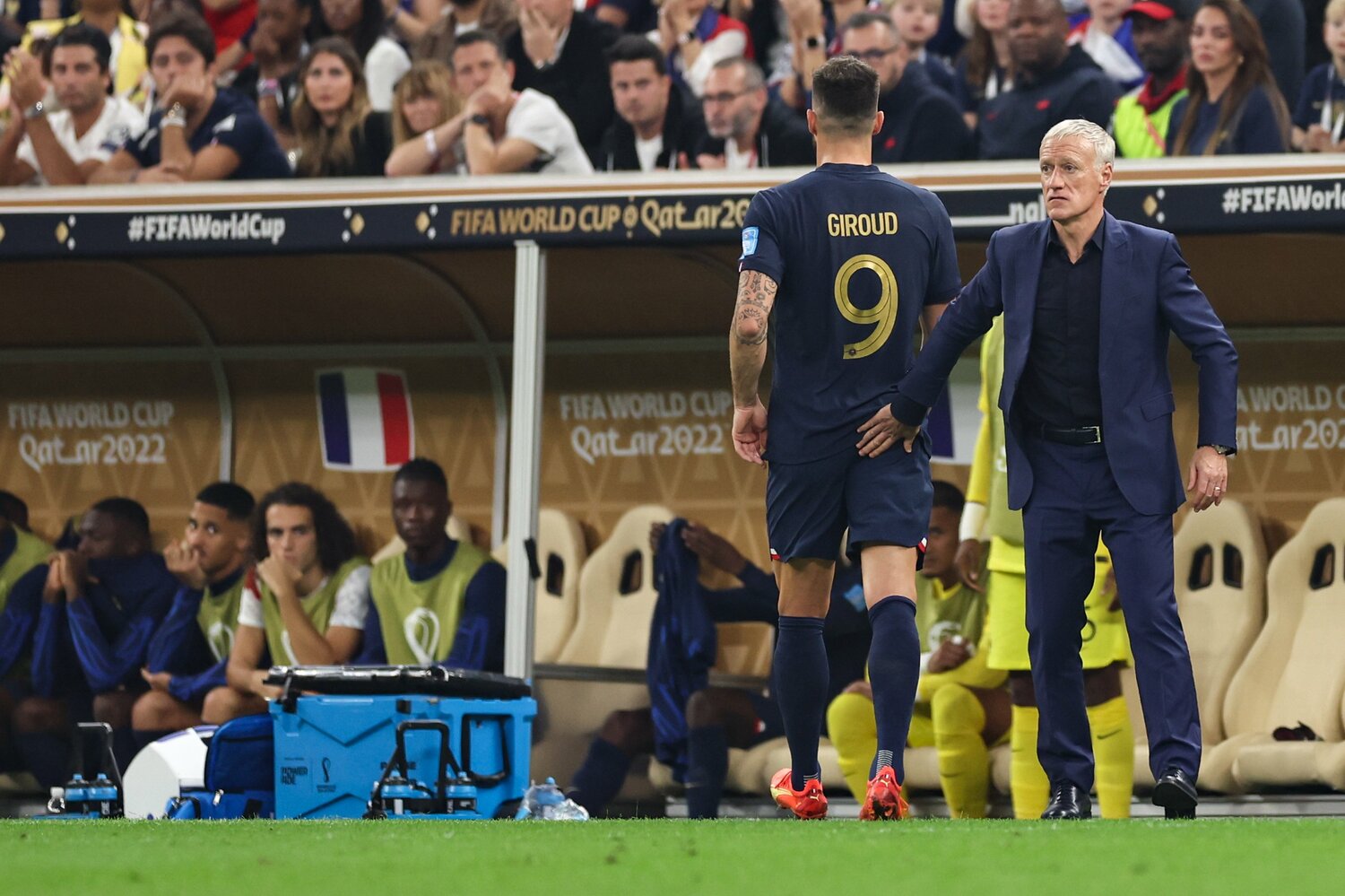 早い時間にジルーやグリーズマンら主力を交代させる采配を見せたデシャン監督（右）。多くの観客はあとになってその意図を知った　©Getty Images