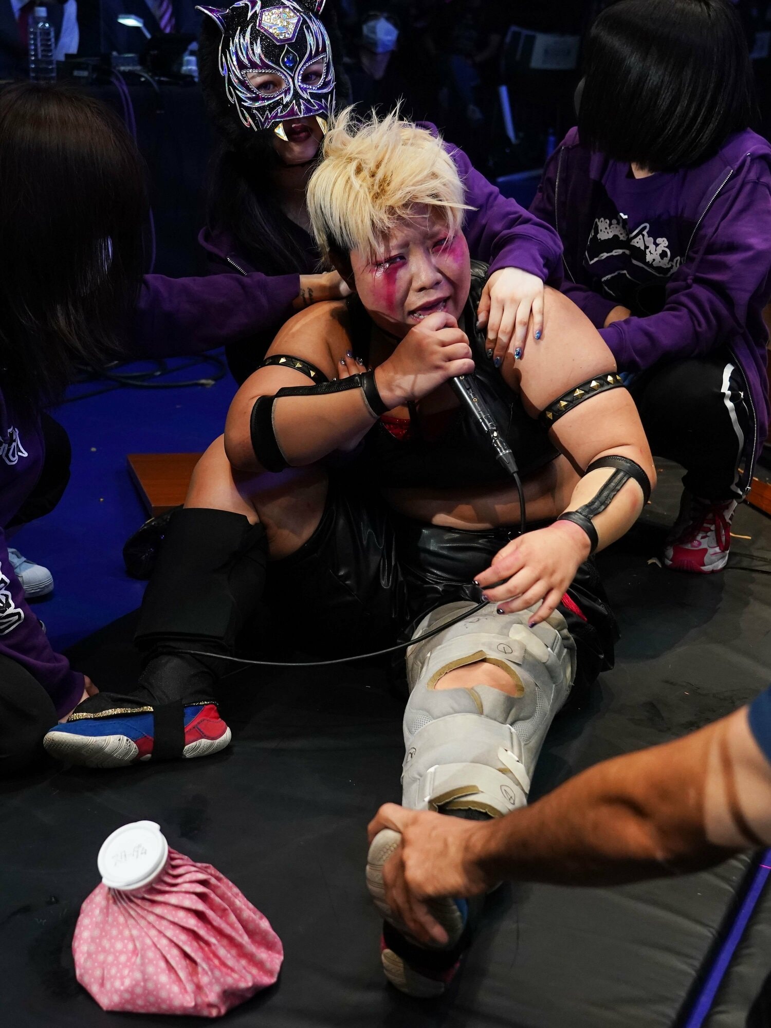 大怪我を負いながらもマイクを握り続けた