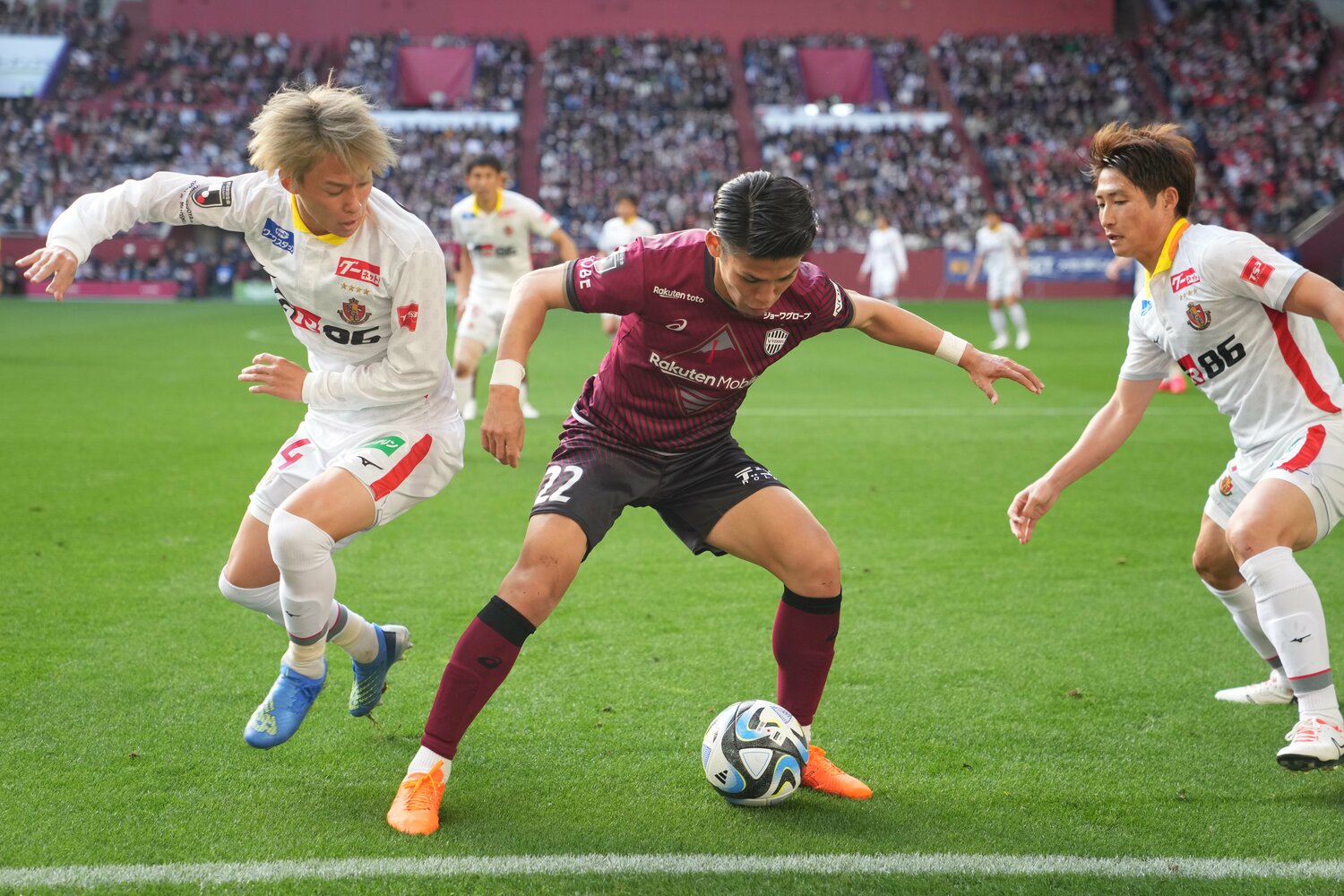 佐々木大樹は痛みを抱えながらも気迫あふれるプレーを見せた　©Masashi Hara