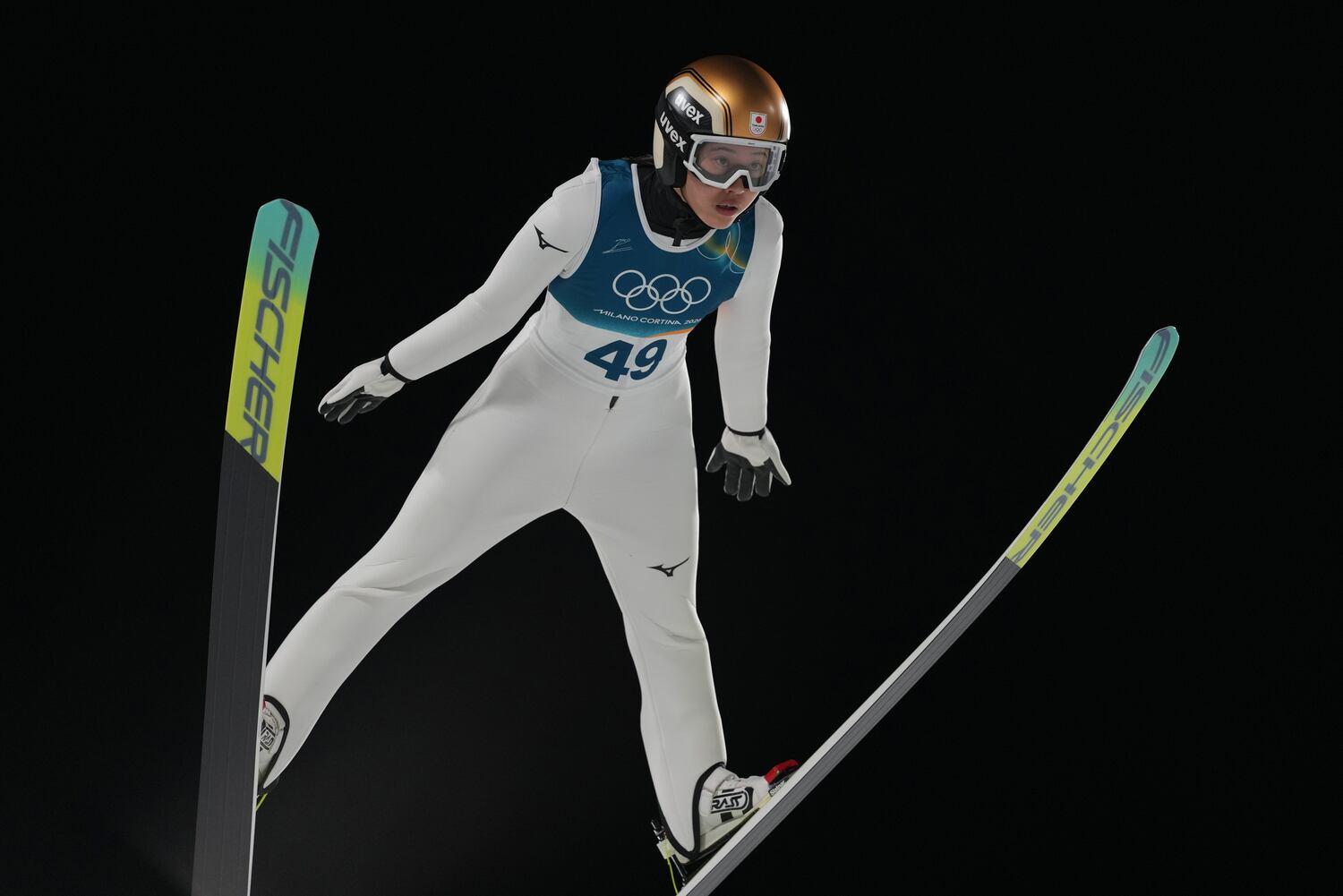 伊藤と高梨が喜ぶ姿を視界に捉え、メダルを確信したという丸山　©Tsutomu Kishimoto/JMPA