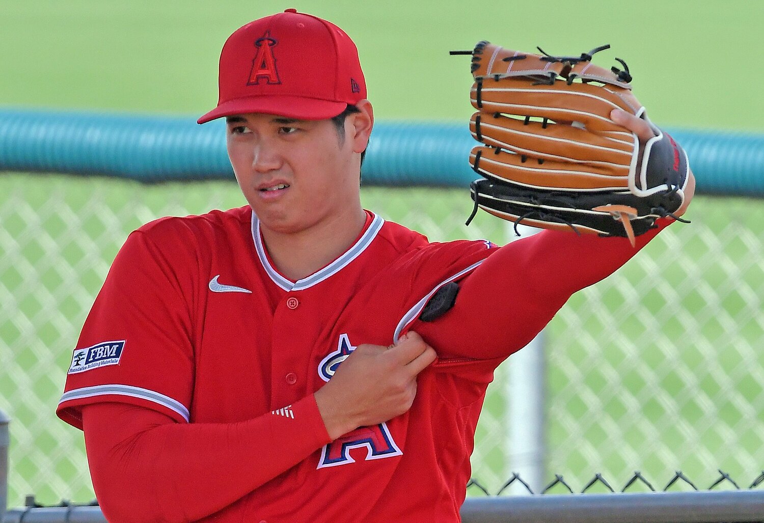 左肩付近に装着した「ピッチコム」から自ら球種を捕手に伝達する　©︎JIJI PRESS