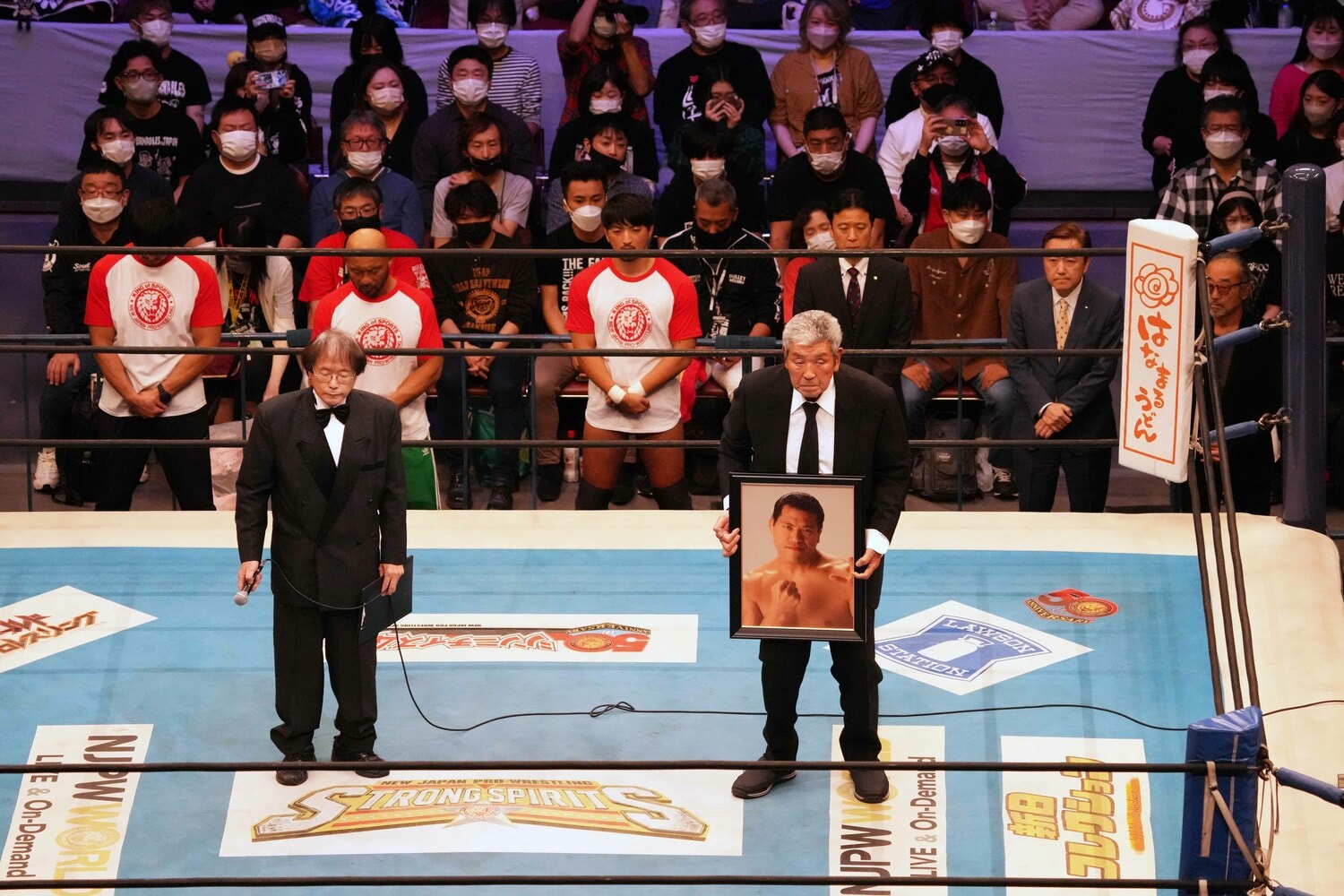 10月10日、両国国技館のリングに立つ坂口征二と田中ケロ