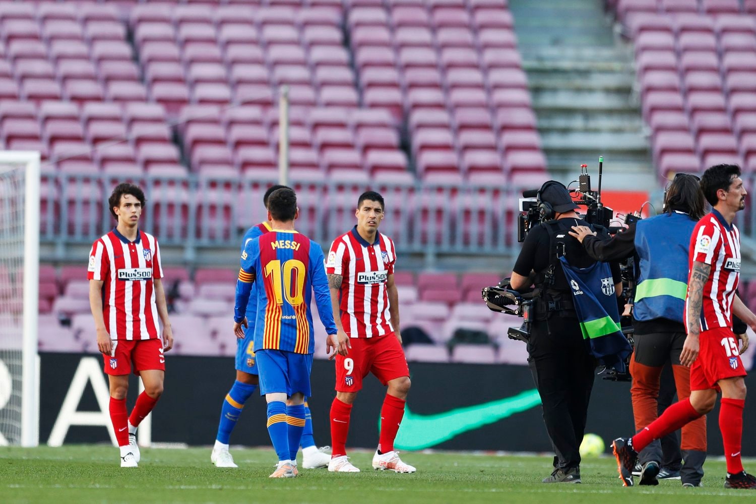 試合後、健闘を称えるメッシとスアレスら選手たち©Daisuke Nakashima