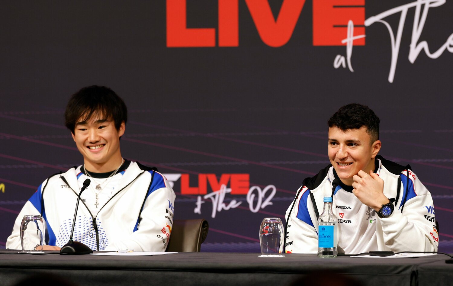 「F1 75」で記者会見に臨む角田。右は今季のチームメイトとなるアイザック・ハジャー ©Getty Images / Red Bull Content Pool