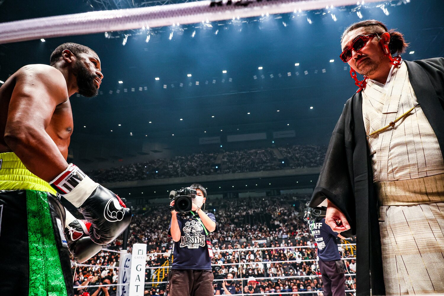 花束を投げ捨てた奥野氏に困惑の表情を浮かべるメイウェザー　©RIZIN FF Susumu Nagao