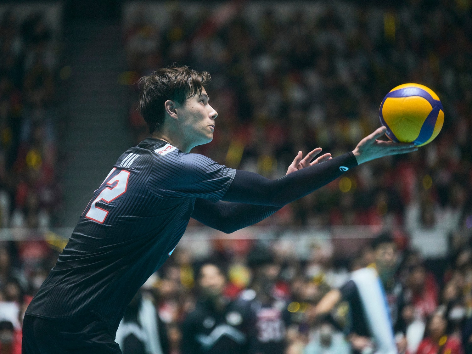 サービスエースを決めた高橋藍。万全ではない石川祐希をカバーする活躍を見せている　©︎Yuki Suenaga