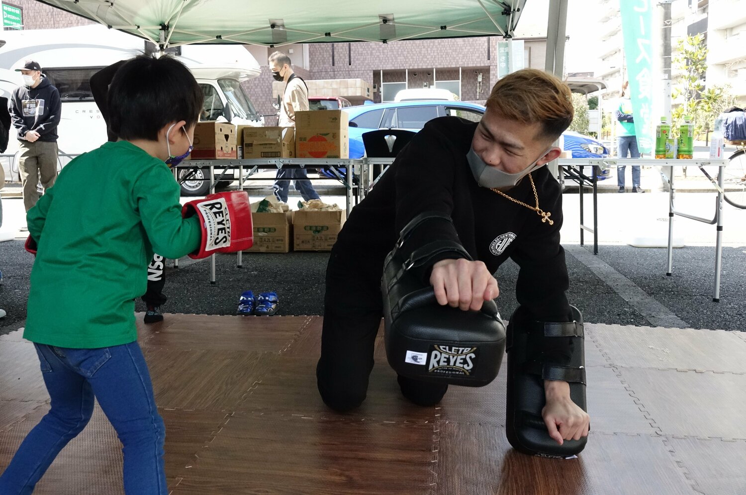 社会奉仕活動にも力を注ぐYA-MAN。こども食堂でキックボクシングを教える様子　©Koji Fuse