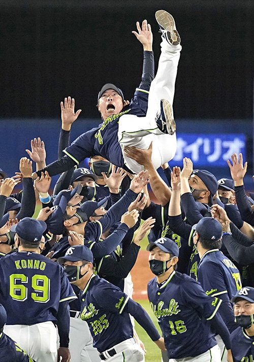 胴上げされる高津監督　©Kyodo News