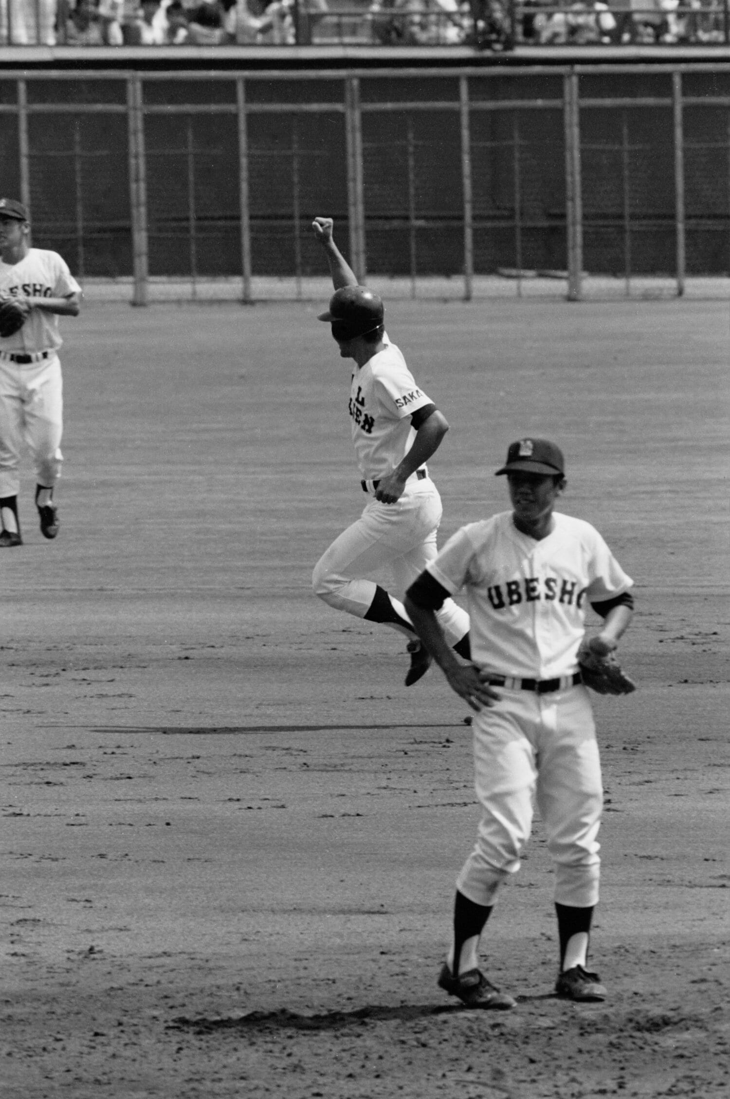 決勝戦の4回、古谷からこの大会4本目の同点ホームランを放ち右手をあげながらベースを回る清原　©︎Katsuro Okazawa/AFLO