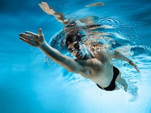 平泳ぎとクロール、どっちがアンチエイジングに効果的？  “昭和生まれ”が水泳で気を付けたいこととは