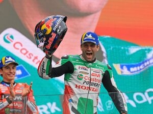 「何が起きたのかわからない」史上最多のル・マン大観衆の前で地元フランスのザルコが独走優勝! 王者マルケスに大差をつけた“雨中のタイヤ選択”