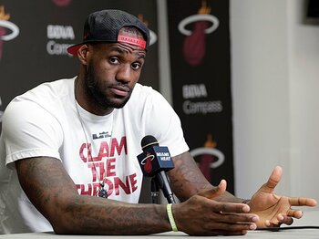 NBAの夏を揺るがすジェイムスの「決断」。~ヒート残留か、FA争奪戦か?~<Number Web> photograph by AP/AFLO