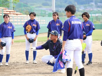 「1000分の1も怒らなくなりました」名門野球部の“熱血コーチ”だった男が女子野球部の監督に？…37歳指導者が驚いた「男女のギャップ」＜Number Web＞ photograph by Genki Taguchi