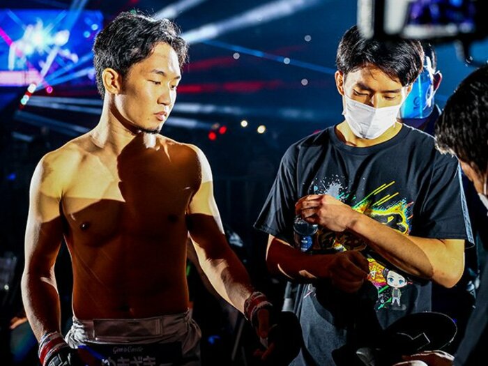 【RIZIN】朝倉海の勝因と朝倉未来の敗因は同じ？ なぜ弟は“フルスイング8連発”で勝ち、兄は三角絞めで失神したのか＜Number Web＞ photograph by RIZIN FF Susumu Nagao