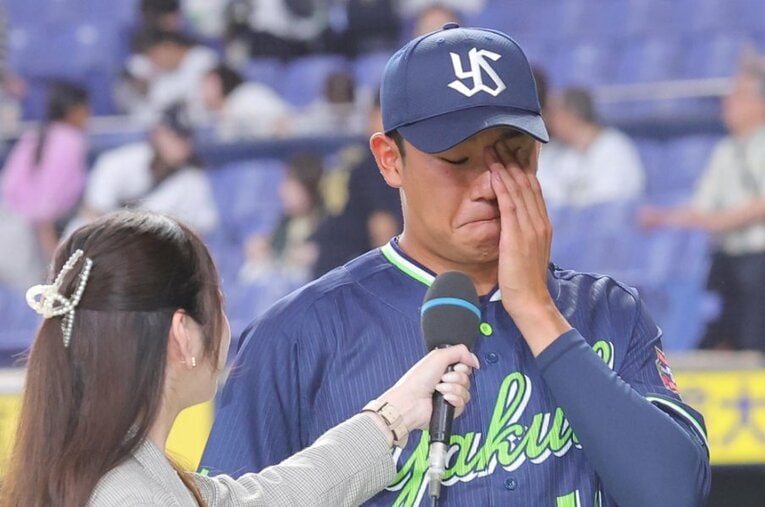 復活星を挙げ、ヒーローインタビューに思わず涙を流すヤクルト・奥川 ／ photograph by SANKEI SHIMBUN