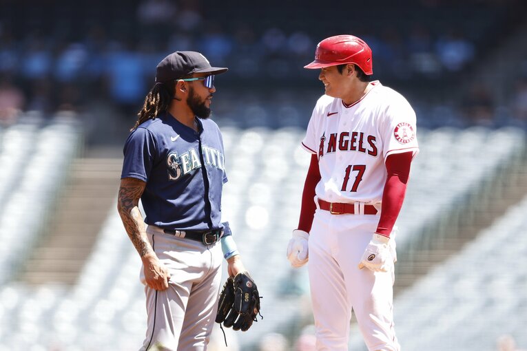 4安打を放った2022年8月17日のマリナーズ戦。J.P.クロフォードと談笑する大谷翔平　©Getty Images