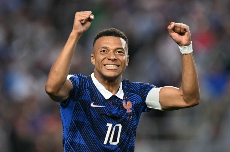W杯出場48カ国、いちばんイケてるユニフォームはどこ？（写真はフランス代表のキリアン・エムバペ。写真はホーム用） ／ photograph by Getty Images