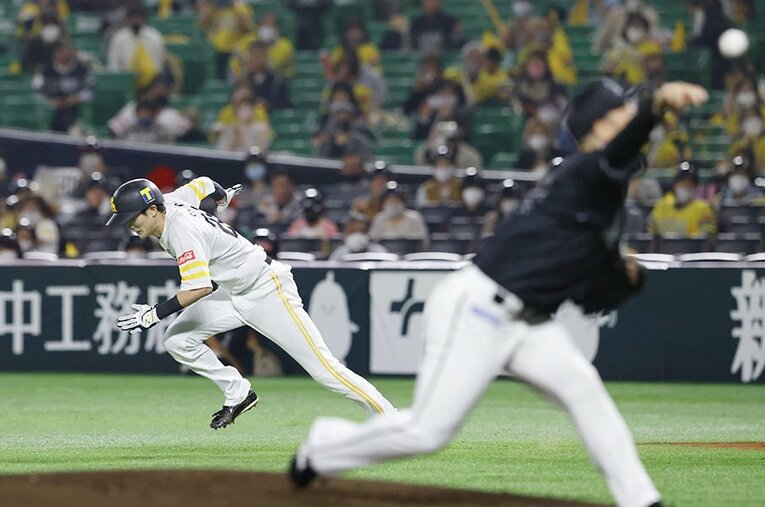 今季、13試合連続盗塁成功の世界記録を達成した周東。日本シリーズで、巨人はその快足を止められるか ／ photograph by KYODO
