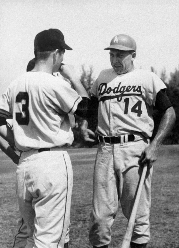 ベロビーチキャンプでドジャースのホッジスと話す長嶋　©Kyodo News