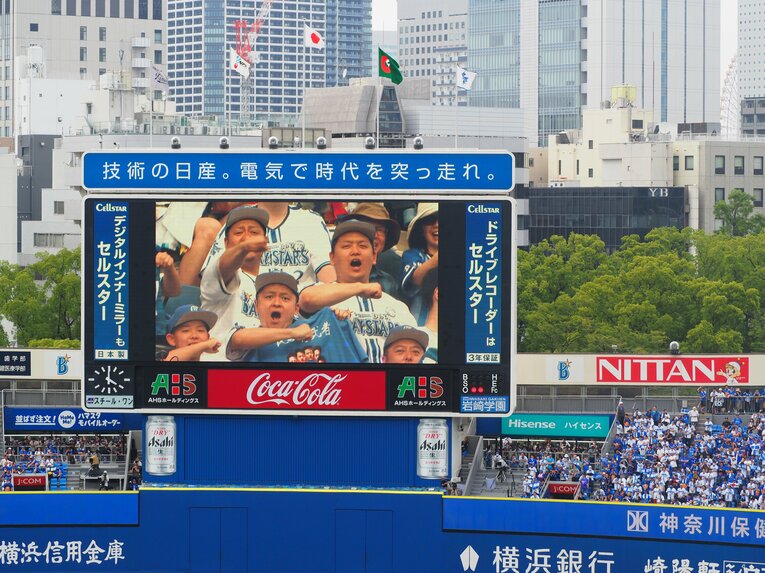勝ち越し打を本物が打ち、ビジョンに映る牧の影武者軍団　©Yu Saito