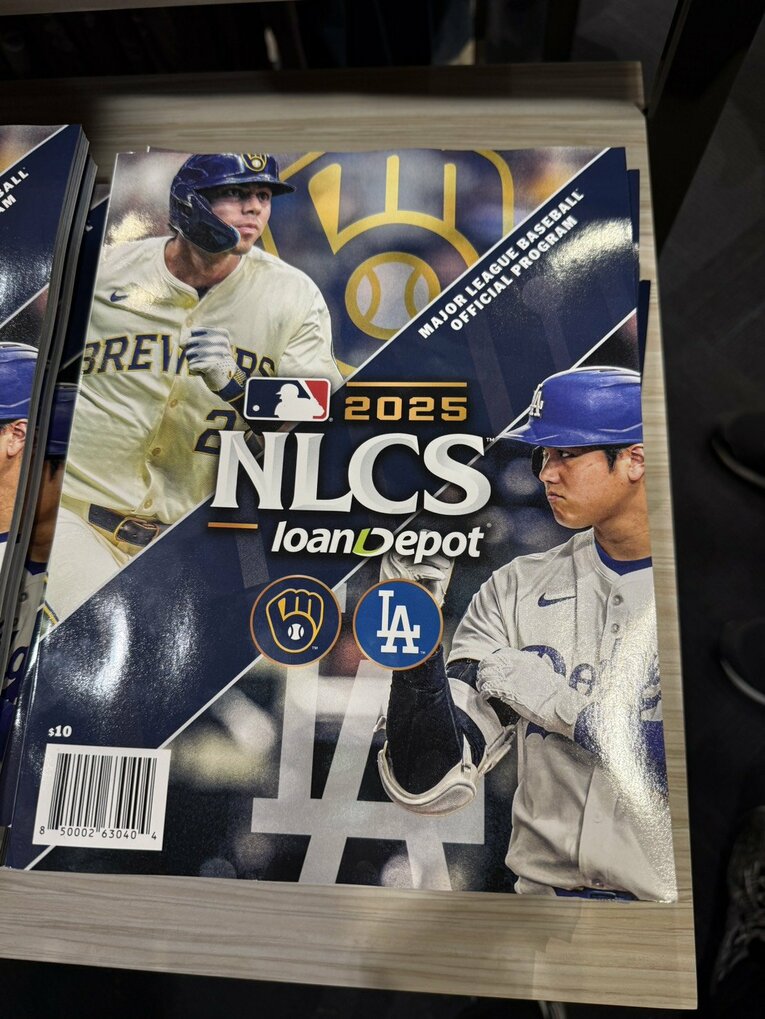 ブルワーズ本拠地で売られていたナ・リーグ優勝決定シリーズのグッズ　©Naoyuki Yanagihara