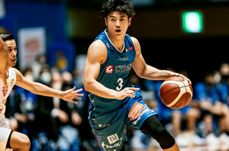 昨季と今季現在までのスタッツを比較すると、平均得点10.3→15.3、平均アシスト3.9→5.9と大きく数字を伸ばしている安藤誓哉 ／ photograph by Kiichi Matsumoto