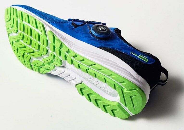 軽量なREVLITEをミッドソールに採用。また、アウトソールのパターンは前足部の屈曲ラインを湾曲させ、前へのライド感・接地感を高めている。