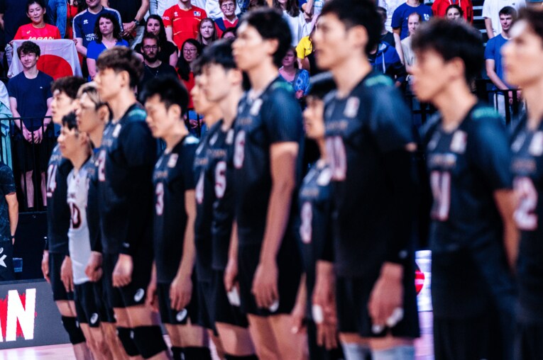男子バレーボール日本代表（NVLブラジル戦）　©︎FIVB