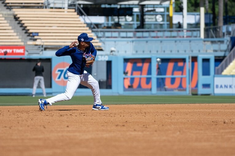 開幕直前の3月上旬に急遽ショートにコンバートされたベッツ。試合前に淡々と守備練習をする姿があった　©Nanae Suzuki