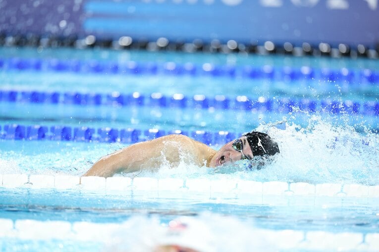 パリ五輪競泳男子400m個人メドレーで力泳する鈴木知之　©Ryosuke Menju/JMPA
